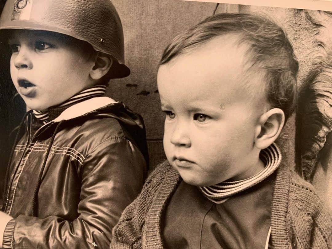 アンダーソン・クーパーのインスタグラム：「I had a weird shaped head as a child. Actually, I still do. And yes, my brother is wearing a costume. No, it wasn’t halloween. We wore costumes every day. #veryrelatablechildhood」