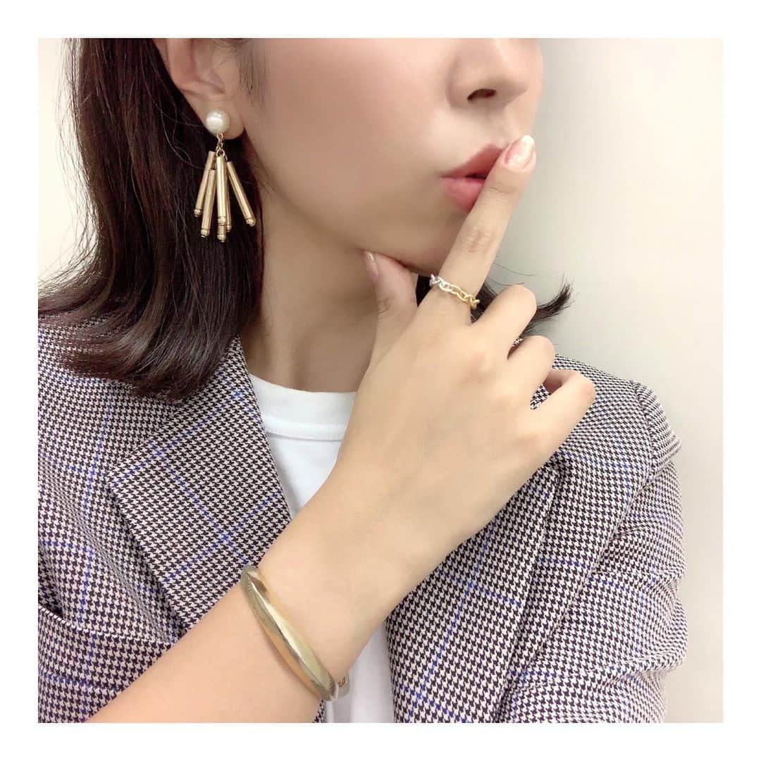 Sayakaのインスタグラム：「* 髪を短くしてから、 大ぶりのピアスともバランスの良い長さになって アクセサリーを選ぶのもますます楽しくなった☺️💓 @seadsmara のイヤリングは パール×メタルフリンジの組み合わせが 甘くなりすぎなくてお気に入り✨✨ * * #instafashion #fashionitem #accessories #accessory #jewerly #seadmara #sayakas_favorite #ジュエリー #パール #ゴールド #イヤリング #シーズマーラ」