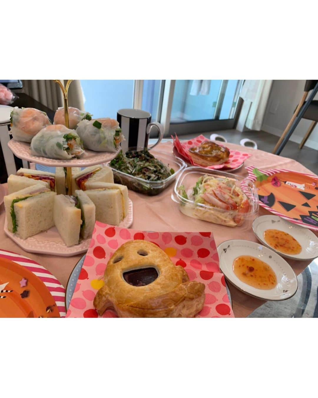 西澤由夏さんのインスタグラム写真 - (西澤由夏Instagram)「ハッピーハロウィン👻 これだけ一緒にいるのに、ハロウィンパーティは初めてかな🎃？笑 この前、温奈の新居にお邪魔しました♡ #ハロウィン」10月31日 22時50分 - yknszw