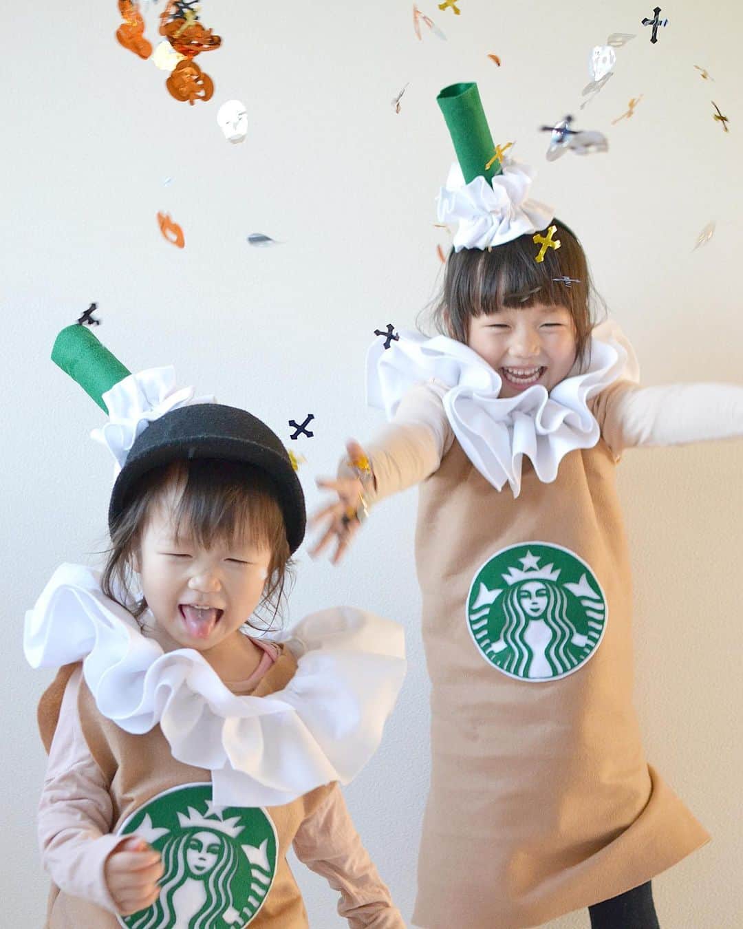 kyokkyのインスタグラム：「ハッピーハロウィーン🎃 前、ストーリーにも載せてたけどこれ作ってました😂  いつかやってみたいと思っていたフラペチーノガール💕あぁかわいいなぁ😍💕なんかクラッカー🎉みたいなやつにハロウィーンの型抜きスパンコールみたいなやつが入ってて、それやってみたらかわいいけど片付けが大変😂💕私がやりたいからいいんだけど…🎃💕これ着てスタバ行きたかった〜💚 またいつかリベンジしよ〜☕️💕 明日からスターバックスはクリスマスだぁ🎄オーナメント欲しいけど絶対買えんよな~🎅💦」