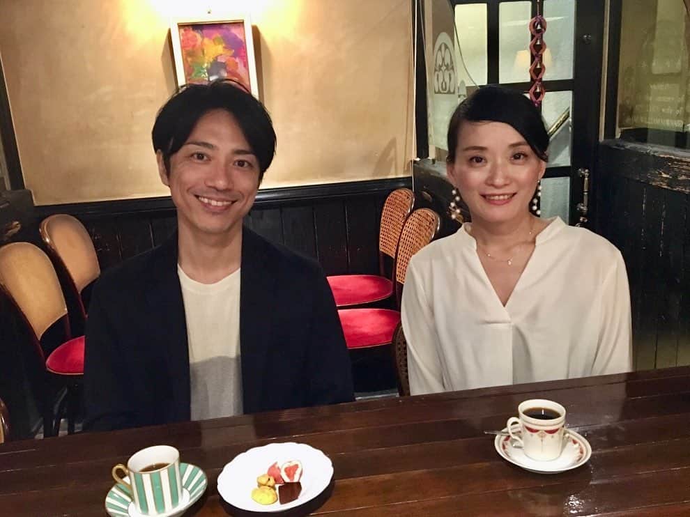 森澤祐介のインスタグラム：「. 神保町の老舗カフェ「トロワバグ」さんで「ドレンティチョコレート」のチョコレートとコーヒーのセットメニューがスタートしました。 こちらのコーヒー、僕も頂きましたが味わい深く気品のある香りで絶品です。 写真はこちらのお店のオーナーと😊 (@troisbagues ) #トロワバグ#troisbagues#cafetroisbagues#drentychocolate#ドレンティチョコレート#珈琲#コーヒー#チョコレート#chocolate #神保町#神保町カフェ」