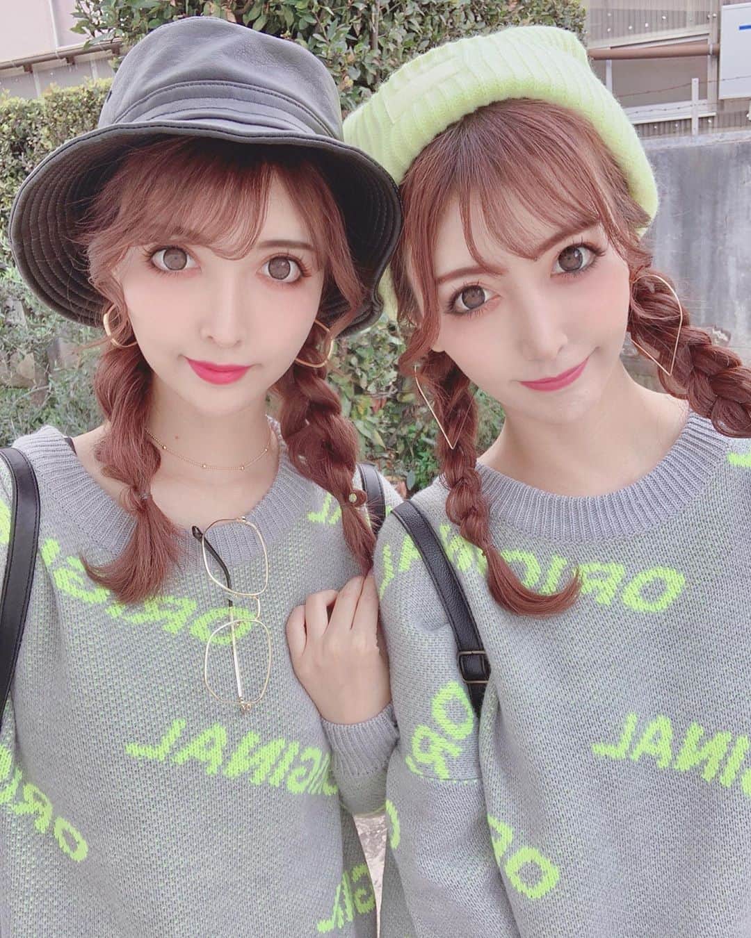 吉川ちえさんのインスタグラム写真 - (吉川ちえInstagram)「ネオンふたご👯💕 . ちかはバケットハット😈💕 わたしはニット帽🦋 . 髪色も最近おなじだから よく似てるって言われます👼💖💖笑 . #双子 #ふたご #twins #姉ageha #ピンクヘアー #ネオンカラー #ネオンカラーコーデ」10月31日 22時52分 - yoshikawachie_16