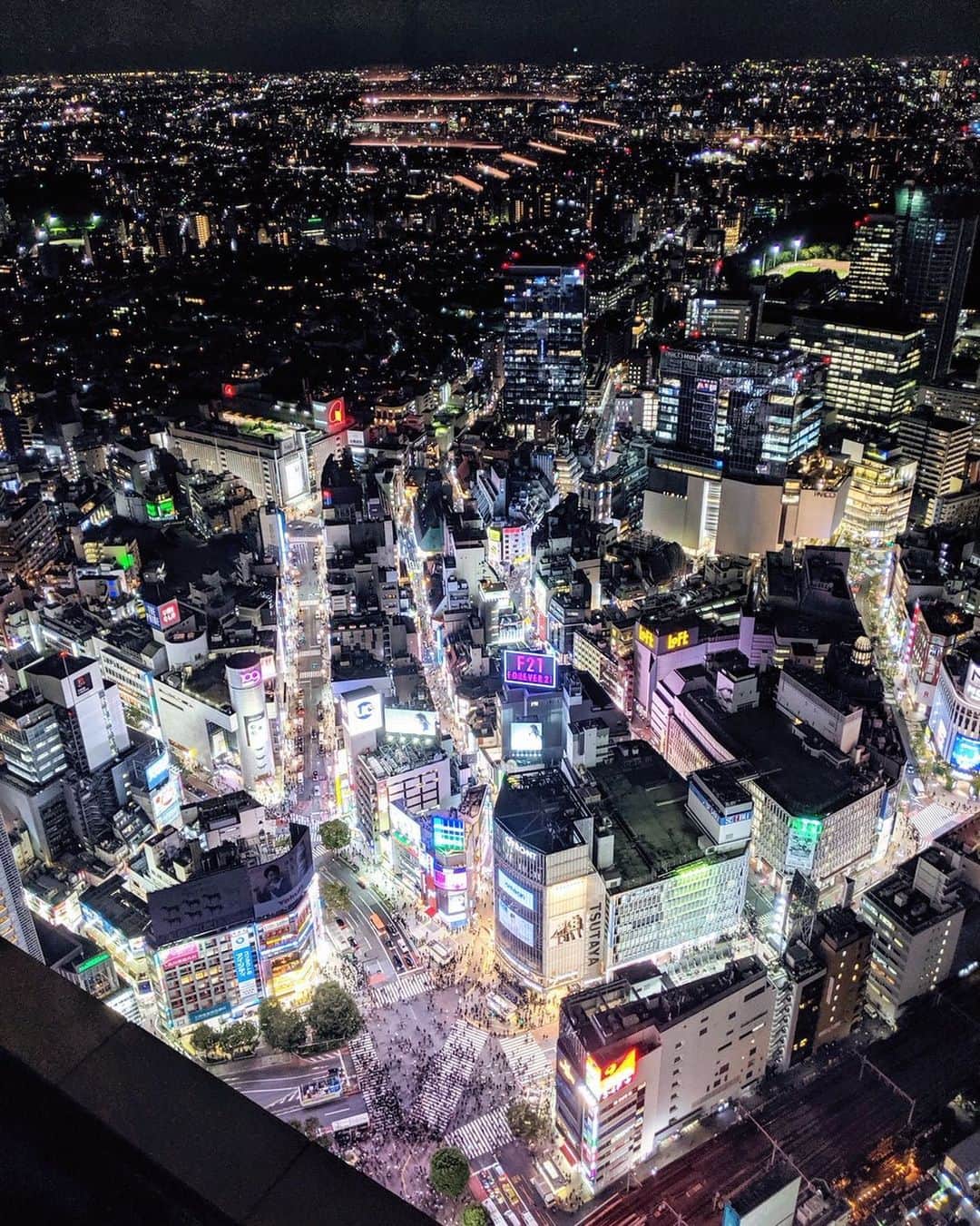 吉田沙世さんのインスタグラム写真 - (吉田沙世Instagram)「🎃🦇 写真は先日の @shibuya_scramble_square 💁‍♀️✨ 明日オープンするそうですよ〜！楽しみだぁ🥰」10月31日 22時57分 - sayobaby