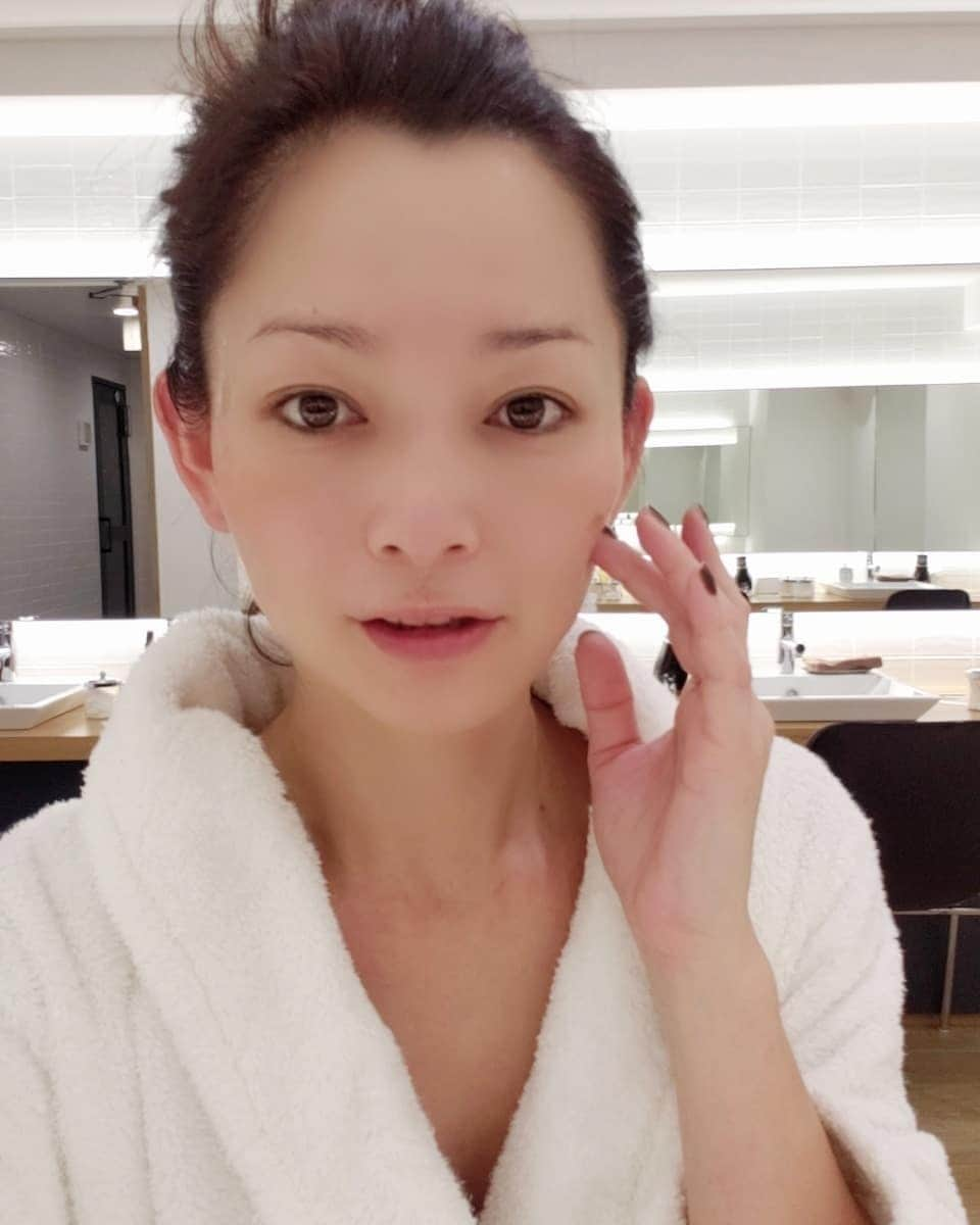 佐藤純さんのインスタグラム写真 - (佐藤純Instagram)「昨日は、FLUX SPA で全身&顔のコルギマッサージ✨  @flux.spa  活性酸素を除去する水素クリームでマッサージ。  気になる顔の歪みも調整してもらいました。  これ、ほんとにすごいの‼️ 終わって、鏡をみてビックリ。  歪みもよくなり、お肌も艶々✨  目の開き具合もすごい👀  コルギ後は、水素のサプリを飲んで、ミストサウナで潤い&デトックス。  むくみもとれて、バキバキだった身体がスッキリ～。 #fluxspa  #フラックススパ #spa #水素 #水素クリーム #水素トリートメント #コルギ #小顔 #フェイシャル #リラクゼーション #アンチエイジング #代官山 #ボディメンテナンス #ミストサウナ #活性酸素除去 #ママ #ママモデル #モデル #mama #mamamodel #model」10月31日 22時58分 - junsatoidea