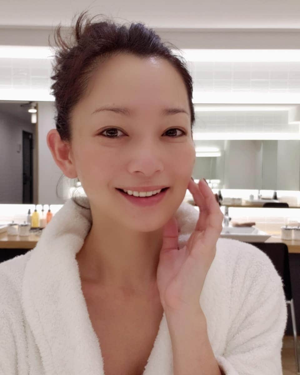 佐藤純さんのインスタグラム写真 - (佐藤純Instagram)「昨日は、FLUX SPA で全身&顔のコルギマッサージ✨  @flux.spa  活性酸素を除去する水素クリームでマッサージ。  気になる顔の歪みも調整してもらいました。  これ、ほんとにすごいの‼️ 終わって、鏡をみてビックリ。  歪みもよくなり、お肌も艶々✨  目の開き具合もすごい👀  コルギ後は、水素のサプリを飲んで、ミストサウナで潤い&デトックス。  むくみもとれて、バキバキだった身体がスッキリ～。 #fluxspa  #フラックススパ #spa #水素 #水素クリーム #水素トリートメント #コルギ #小顔 #フェイシャル #リラクゼーション #アンチエイジング #代官山 #ボディメンテナンス #ミストサウナ #活性酸素除去 #ママ #ママモデル #モデル #mama #mamamodel #model」10月31日 22時58分 - junsatoidea