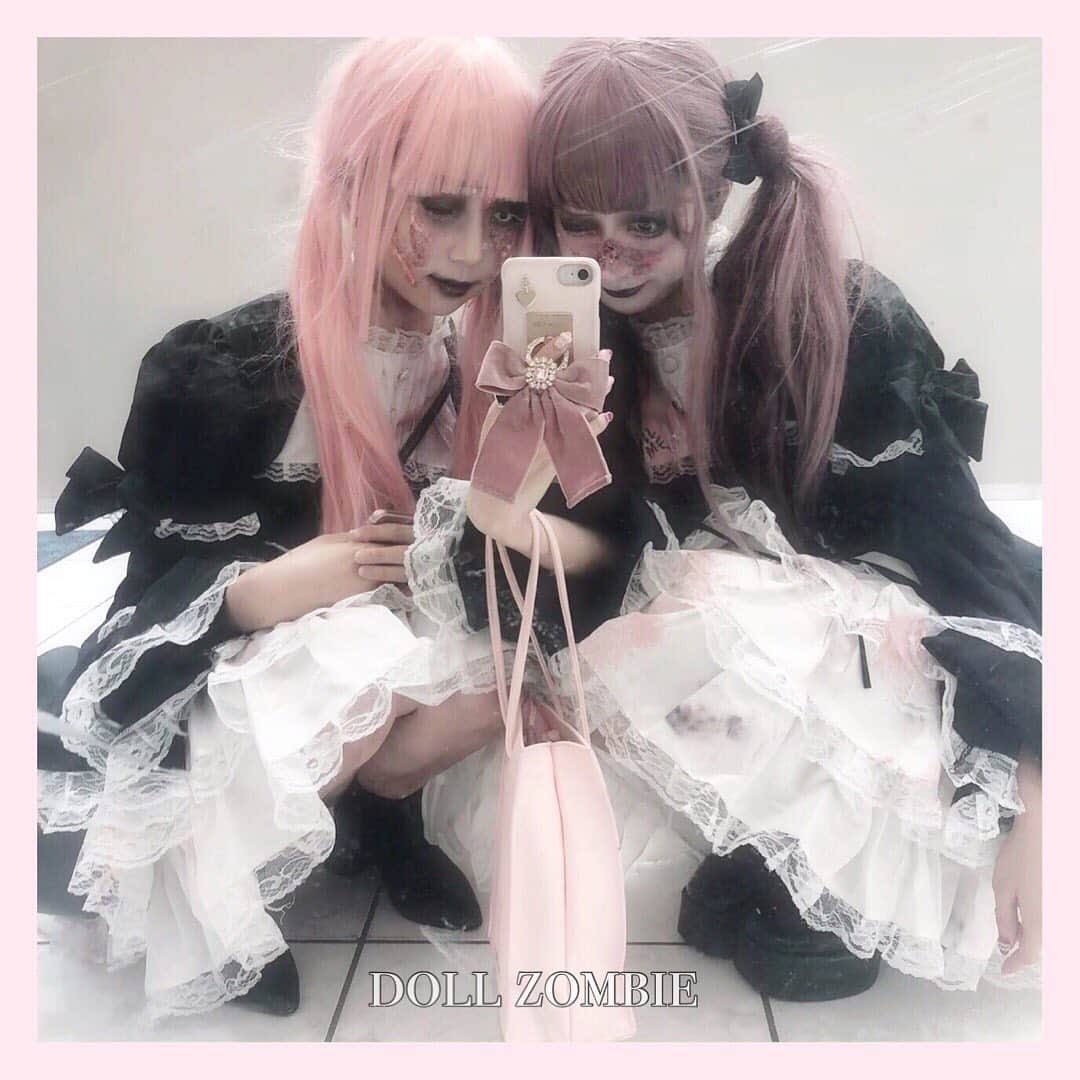 胡桃兎愛のインスタグラム：「昨年のドールゾンビちゃんコンビ❤︎ 仮装して広島の本通り歩くのが毎年2人の恒例イベントでした！楽しかったなぁ！(写真載せていいよって言ってくれたので❤︎) #happyhalloween」