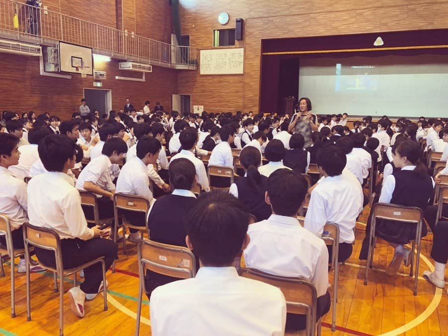 石川直宏さんのインスタグラム写真 - (石川直宏Instagram)「昨日は練馬区立中村中学校にて講演をさせていただきました♪ . 模範演技で代表生徒とリフティング対決しようと思ったら、まさかの1対1勝負の提案😆 限られたスペースだったので20秒ボールキープに変更。講演前から息が上がりました 笑。 . そんな振りもあり、リラックスした雰囲気の中で自分の想いを熱く伝える事が出来ました✨ . 中村中学校の皆さん、関係者の皆さん、素敵な機会をありがとうございました🤝 . #講演 #カンコー #菅公 #すべてを力に #ピンチはチャンス #リバウンドメンタリティ #分岐点 #石川直宏」10月31日 23時02分 - sgss.18