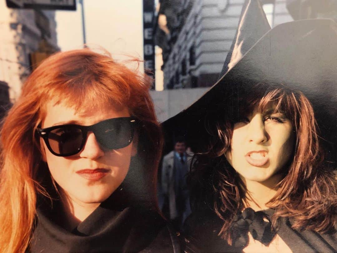 ジェニファー・アニストンのインスタグラム：「TBT Halloween at 16 and 17, NYC. 35 years of friendship with this special one. ❤️🙏🏼」