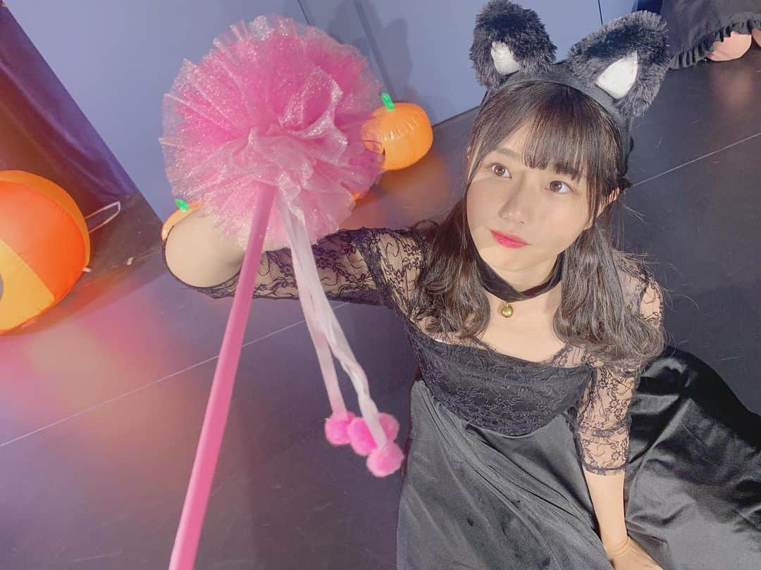 瀧野由美子さんのインスタグラム写真 - (瀧野由美子Instagram)「22歳なので 猫ちゃんになりました 、、、🐾 あかりんに可愛い～とおだてられて 調子に乗ってるところ 。  お菓子くれなきゃ ひっかいちゃうぞ ～  #HappyHalloween #Halloween限定 #猫 #猫の仮装  #猫じゃらし #STU48 #瀧野由美子 #ツインテール」10月31日 23時05分 - yumiko_anko