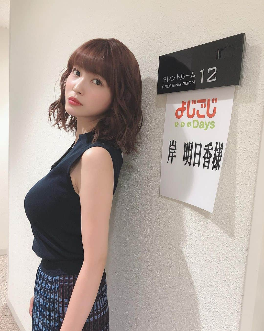 岸明日香さんのインスタグラム写真 - (岸明日香Instagram)「ロケ、スタジオご一緒させて頂いたミスターちんさんと👻✨ MCの薬丸さん、松丸アナ、林アナありがとうございました💕 そしてなんと、放送には映りませんでしたが私達が寄り道した先でうちが見つけた素敵なお皿、よじごじさんから頂きました🥺✨ なかなかいい値段するので恐縮すぎて😱 でも、とっても大切にします💕 うさぴょん飴細工もありがとうございます✨」10月31日 23時10分 - aspoo02