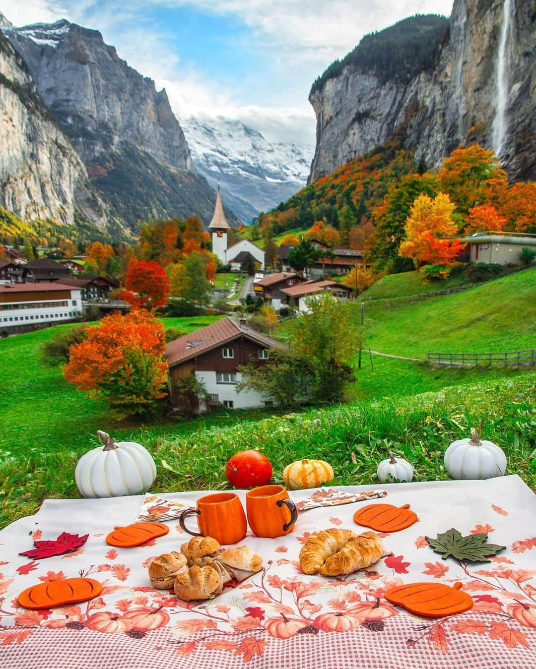 Hatice Korkmaz The Color Queenさんのインスタグラム写真 - (Hatice Korkmaz The Color QueenInstagram)「Happy Halloween 🎃 💚🍁🍂 @lauterbrunnen @jungfraujochtopofeurope #lauterbrunnen #switzerland #halloween #love #color #nature」10月31日 23時10分 - kardinalmelon