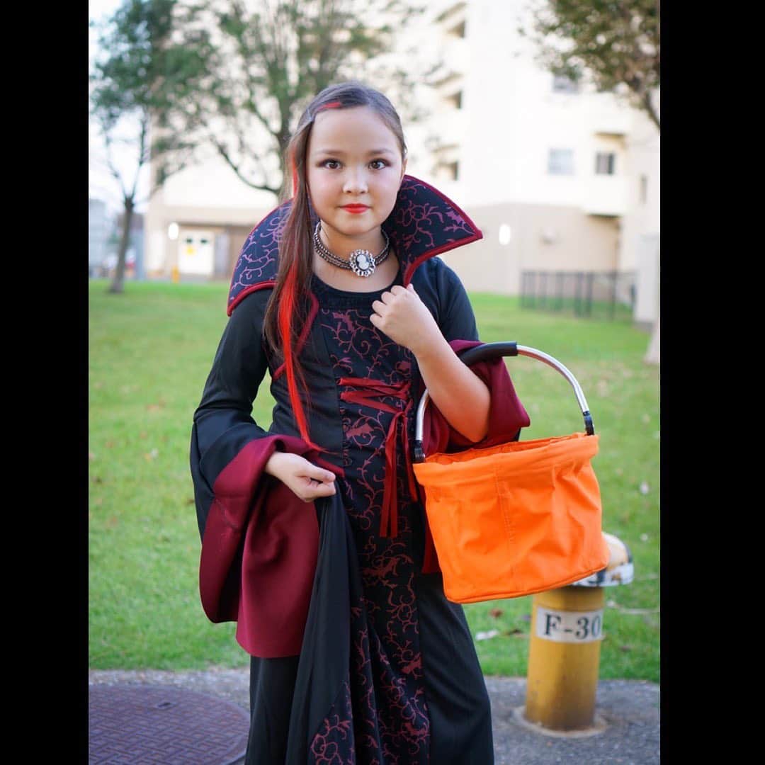 バイリンガル3兄妹のインスタグラム：「Happy🎃Halloween!!﻿ ﻿ 今年は全然写真が撮れなかった😭﻿ ﻿ いつもはお菓子もらいに行く前にちゃんと記念撮影するんだけど、今年は本当にギリギリまで家にいて、暗くなる前にダッシュでまわるって感じで😭﻿ ﻿ なんでかっていうと﻿ 数日前から私の肩が原因不明の激痛で。。﻿ ﻿ もう15分動いたら15分横にならないと生活できないレベルで。﻿ ﻿ ぎっくり腰の肩バージョンみたいな？﻿ いや、ぎっくり腰やったことないんだけどさ😂﻿ ﻿ とにかく痛み止め飲んでも全然効かなくて、ここ数日本当に家の中でほぼじーっと過ごしてます。﻿ ﻿ というわけで写真も全然撮れなかったんだけど😭﻿ ﻿ 今年は…﻿ エマがヴァンパイア(らしい)﻿ お華がユニコーン﻿ ﻿ で、空雅は﻿ 「俺何にも着ない、trick or treatいかないし」﻿ って言ってたんすよ。﻿ ﻿ 多分11歳ってことで﻿ 今ちょうど子供と青年のはざま？？﻿ ちょうどなんでも恥ずかしい時期なんですかね？﻿ ﻿ 子供みたいに本気で楽しむ歳でもなく﻿ 割り切って逆に手の込んだ仮装に取り組む歳までも達してない。そんな中間にいるような気がします😂﻿ ﻿ まぁ、とにかくそれで何にも用意しなかったんだけどさ﻿ ﻿ まんまと当日になって﻿ 友達とワイワイお菓子もらいに回りたいとか言い出して。﻿ ﻿ ふつーーーーの洋服でお菓子もらいに行ってましたよ😂﻿ ﻿ ではではみなさま、おやすみなさい♡﻿ ﻿」