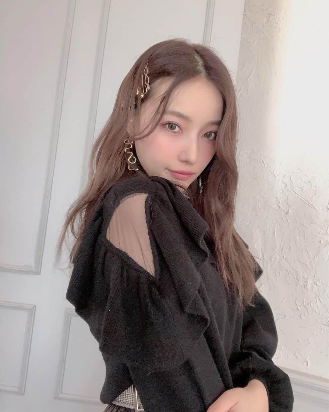 のインスタグラム：「#dailylook . 今年はニットもでるよ〜☺️🧶 🦊💜→ @andgeebee_official . この写真1枚目が母にそっくり🧝🏻‍♀️👶🏻」