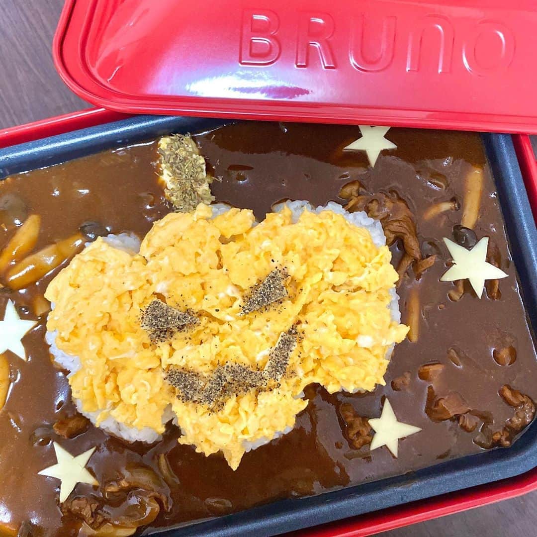 清水麻璃亜のインスタグラム：「#シミズキッチン HAPPY HALLOWEEN🎃 * BRUNOのホットプレートを使って ハロウィンぽいもの作ってみました！ ただいま23時半！滑り込みセーフ！笑 * ハヤシライスと、カボチャの形にしたごはんのうえに、スクランブルエッグのせて🎃 目とかはチーズにブラックペッパーかけました！地味な作業でした！笑 #ハロウィンご飯 #ハヤシライス #BRUNO #ブルーノ」
