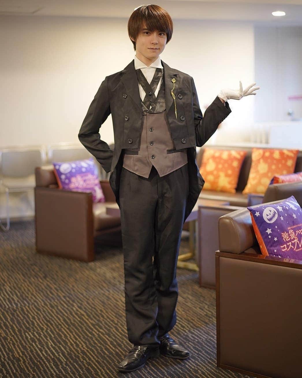 のインスタグラム：「池袋ハロウィンフェスにて執事としてサンシャインプリンスホテルにてご奉仕させて頂きました！ I was serving to the princess in Ikebukuro Halloween cosplay festival. Enjoy your Halloween 2019🎃🎶 池ハロ2019ポスター副島はどこにいるでしょう？😙 Can you figure out who is a "Soejiman" in the poster? #コスプレ#ハロウィン仮装　#池ハロ2019 #happyhalloween」