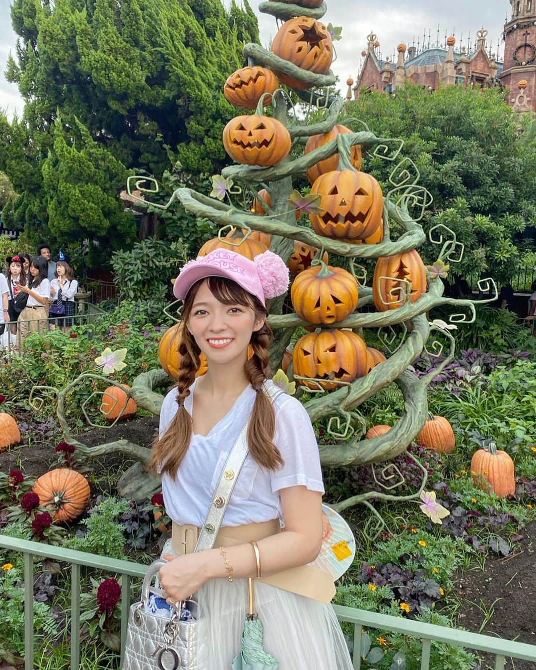 岩根沙恵子?さえみるさんのインスタグラム写真 - (岩根沙恵子?さえみるInstagram)「🎃 Happy halloween〜🤤💗 . 特に仮装はしてないけど、ハロウィンシーズンにランドへ行けました♪ 博多の友人と４人でわいわい🥺💖 実は双子コーデしたからまた載せたい🥺♥︎ . 大好きなティポトルタも食べられて大満足のディズニー💖 今度はシーに行きたいなあ♡ . 明日から11月なんて早すぎる🥺🍠 もう今年終わるじゃないの😈 . #Dハロ #ハロウィンディズニー #ハロウィン #Dハロ2019 #ディズニーコーデ #ディズニー双子コーデ  #ディズニー帽子 #ホワイトコーデ #ディズニーハロウィン #ディズニーランド #disneylandjapan #双子コーデ #ティポトルタ紫イモ #ティポトルタ #ハロウィン🎃 #dハロウィン #ハピハロ」10月31日 23時28分 - saemiltiii