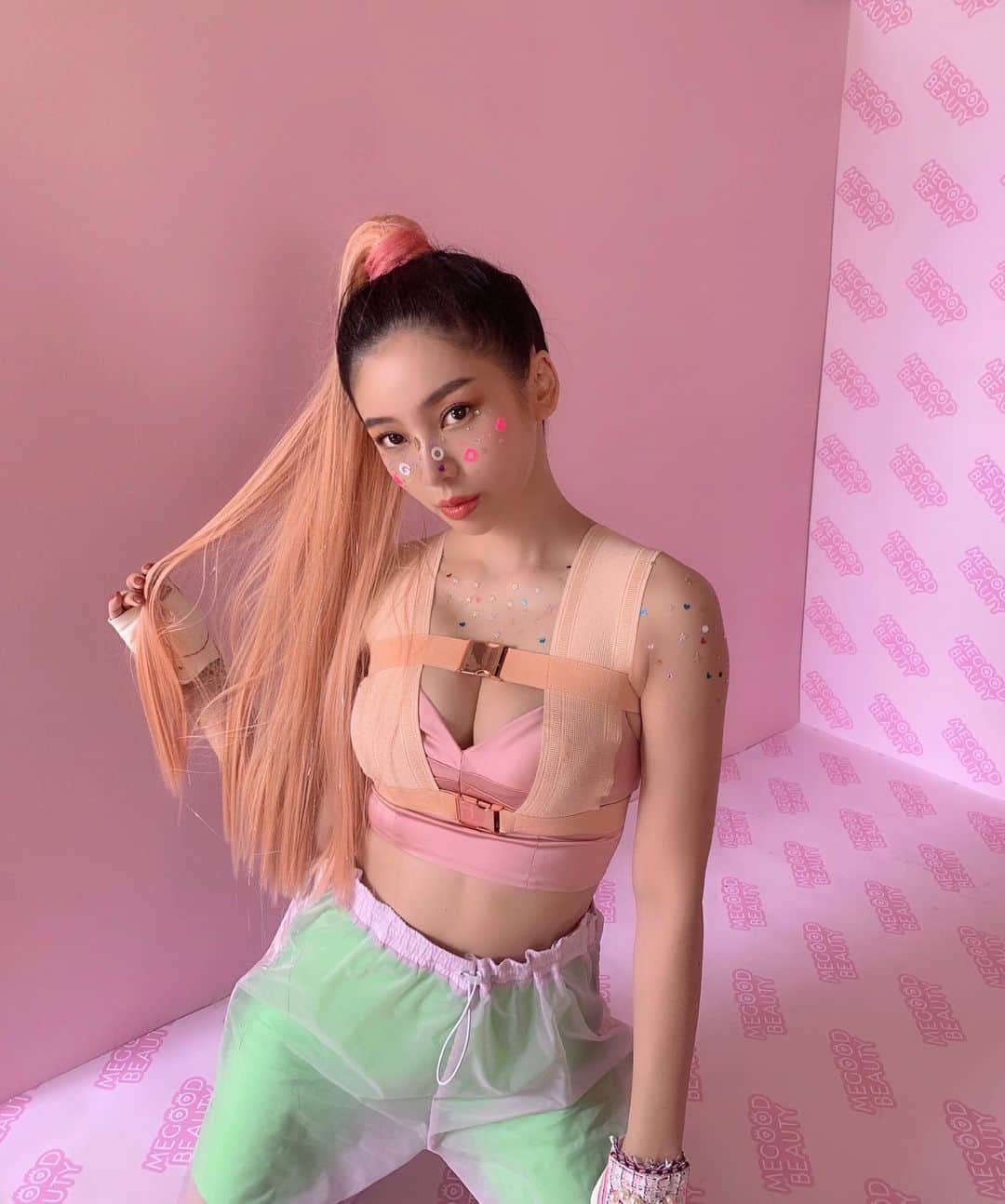 megbabyのインスタグラム：「PHアンプル発売記念🎉👏🏻👏🏻 @megood__beauty レビューイベントやります💖 ・  合計100名様に新商品のPHアンプルを発売前にプレゼントします🎁 たくさんの人に使ってほしいからたくさんあげちゃう🤣🎁🎁🎁🎁🎁🎁🎁🎁🎁🎁🎁🎁🎁🎁🎁🎁 ・ 〈期間〉 11月1日〜末まで(締め切りはまた告知します)  全商品対象になりますので好きな商品をレビュー投稿してね☺️ ・ 〈応募条件〉 ♡ @megood__beauty のインスタフォロー ♡ #MEGOODBEAUTY のハッシュタグ、インスタアカウントを写真タグ付け ♡MEGOOD BEAUTYの商品画像、レビューを投稿 ・ この3つの条件が揃った方の中から選ばせていただきます🕺 ・ どこよりも早くPHアンプルを受け取ることができるチャンス‼️ ・ また、わたしのストーリーでビフォーアフターレビューをアップされた方は必ずPHアンプルプレゼントさせていただきます🥰 ・ DM送ってね💌(たくさん来て見落としちゃう事があるのでメグットオフィシャルインスタの方に送ってもどちらでもいいよん🙆🏻‍♀️) ※当選発表はmegoodインスタグラムからダイレクトメッセージを送るので確認をお願いします」