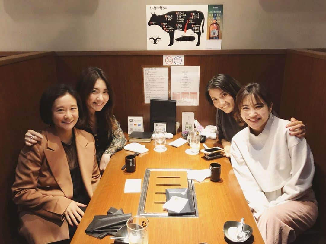 東原妙子さんのインスタグラム写真 - (東原妙子Instagram)「恒例4人会👯‍♀️👯‍♀️ 相変わらずのくだらない話と、最高の焼き加減で提供されるお肉に、笑いが止まらなかった昨夜。 #珍しく全員写真を撮れたと思ったら#うっかりWデートっぽくなりました#ビジュアル系バンドのボーカルと彼にベタ惚れなモデルの彼女#ふらりとやってきては夢を語るヒッピー男とダメ男好きの女実業家#いるいる#焼肉大貫#yakiniku」10月31日 23時42分 - taekohigashihara