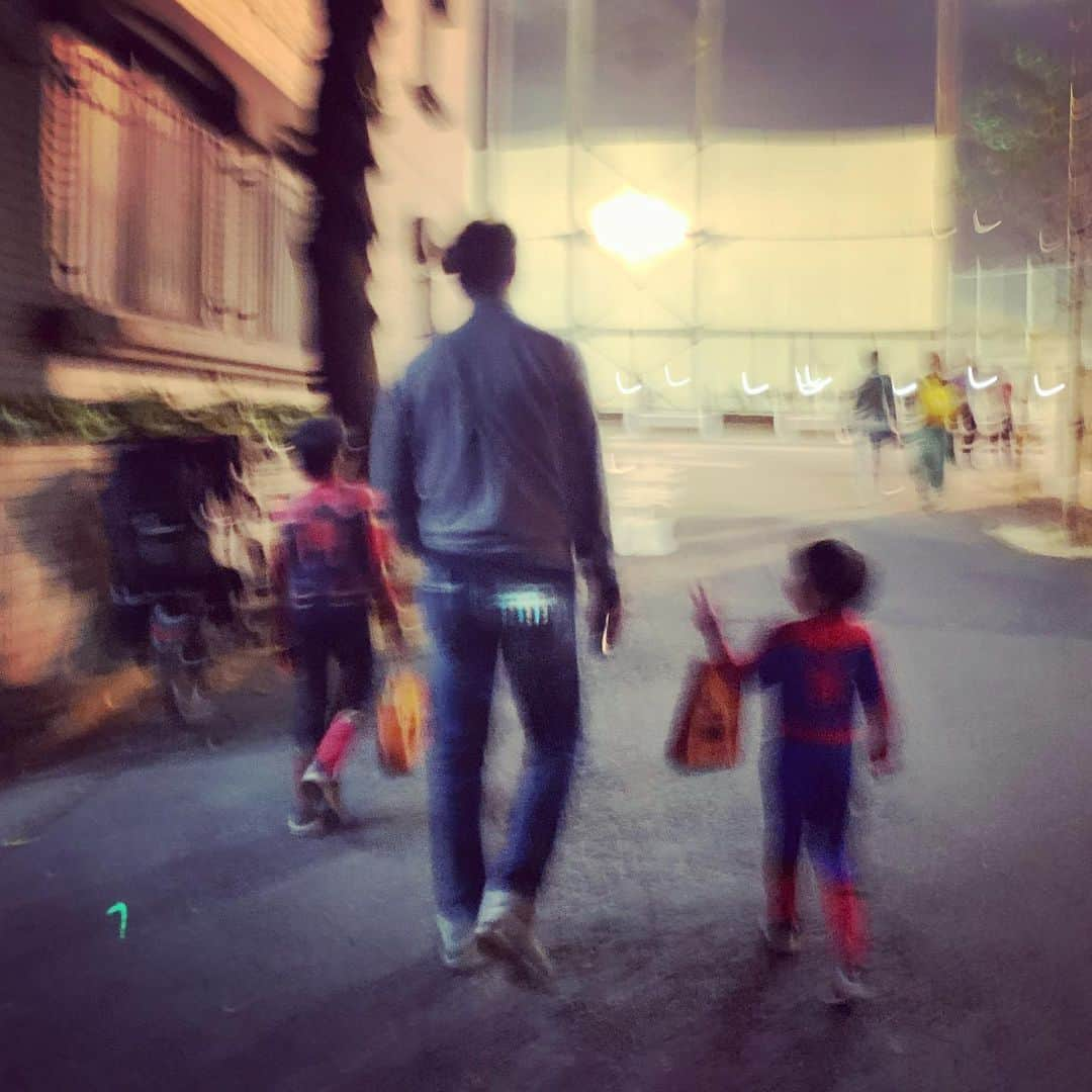 栗原由佳さんのインスタグラム写真 - (栗原由佳Instagram)「#trickortreat #happyhalloween #candy #spiderman and #dad  起きていることは起こるべくして起きている、と分かって少し落ち着いたここ数日。それでもザワザワは簡単には止まらないけれど…きっと大丈夫と信じて。明日から11月。カレンダーをめくろう🗓」10月31日 23時43分 - yuka.kurihara.okajima