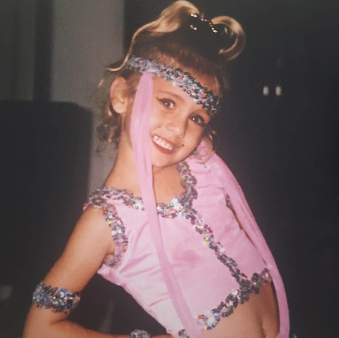 タラ・ケインのインスタグラム：「This Halloween you get 3 wishes 🙏🏼🧞‍♀️」