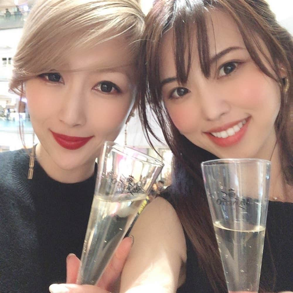 梅野舞さんのインスタグラム写真 - (梅野舞Instagram)「先日、サントリー様よりご招待され、『OMOTESANDO HILLS SPECIAL PARTY with dyson』へ  ミオネットで乾杯🥂💕🥂💕 1887年にイタリアで創業した、ミオネット社を代表するグレーラ種を100％使用したスパークリングワインは 軽やかでフレッシュさとフルーティな味わい♡♡ #mionetto #ミオネット #イタリア#sparklingwine #スパークリングワイン #prosecco #プロセッコ @mionetto_prosecco  #表参道ヒルズ#party#instagram#instagramjapan #instapastry」10月31日 23時37分 - mai.umeno