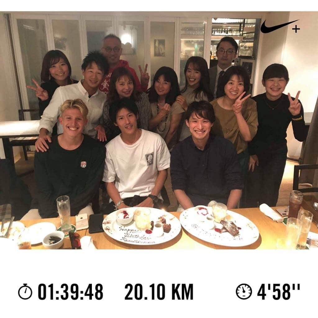 沖玲奈のインスタグラム：「先日は朝スイム #trying のメンバーとご飯🍽🍷みんないつもプールですっぴんで会うから、陸で会うのが新鮮でした🤔🌟笑  チーム率いる @ohtani1018 のBDのお祝いと発足祝いも一緒に😛✨ 世代も業種もバラバラで多彩なメンバー構成だけど、フラットで自由な人たちが多くて、すごく居心地が良いです🏊‍♀️スイム始めてみようかなーと言う方がいたら是非に🙊🙌トライアスロンの練習にも！ ． ランのトレーニングでは練習不足だったので無理矢理早朝20kmにチャレンジ。笑 きついけど、前よりはハーフの距離が楽に感じた🌟 早朝の皇居気持ちいいです🌿✨起きれる時とのムラが激しいけど笑。よっぽど切羽詰まってないと出来ないのは確かw #workout #training #triathlon #running #フルマラソン #ハーフマラソン #横浜マラソン #皇居ラン」