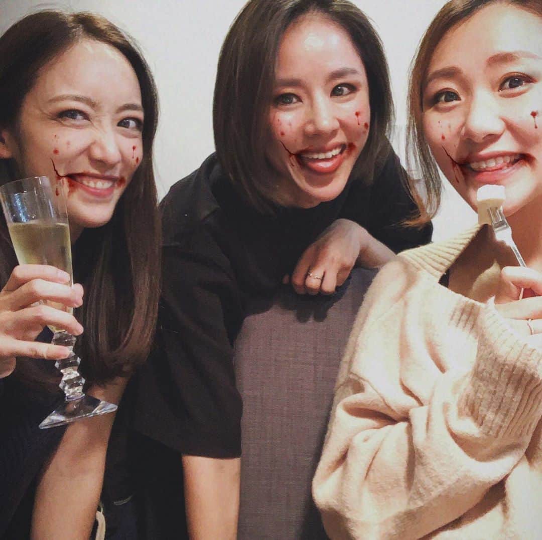 我謝レイラニのインスタグラム：「Happy Halloween🎃 友達の家に行ったら美味しいおつまみ出てきてテンション上がった⤴︎家にカマンベールチーズと生ハムあるとか神✨だけど空腹にお酒は効くなぁ〜♡笑 #halloween 仮装してないけどアプリでいい感じ👻どんだけ撮るの？ってくらいたくさん撮ったよー🤣 #ハロウィン 去年までは #ハローウィン って言ってて友達に笑われた💦 最近全然写真撮る機会なくてInstagramもupしてなかったけど #大人になるとはこーゆーこと。笑」