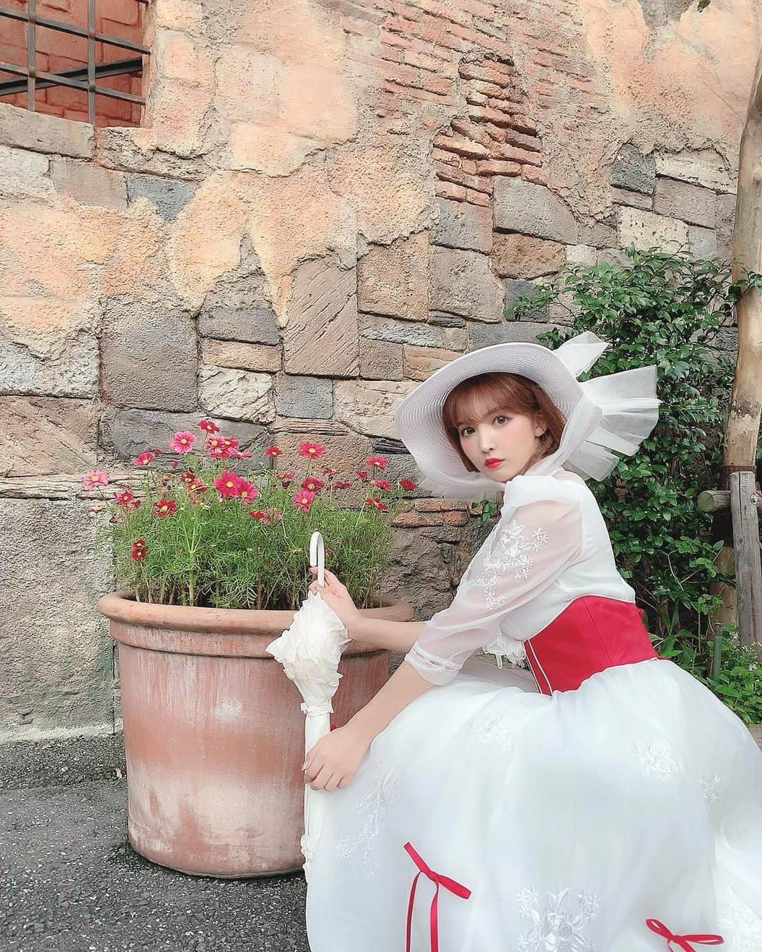 三上悠亜さんのインスタグラム写真 - (三上悠亜Instagram)「ハロウィン当日は…﻿ ﻿ メリーポピンズになりました👒⛱❤︎﻿ ﻿ ﻿ この衣装に一目惚れして、﻿ 物語も大好きなのでとっても嬉しかった🥺﻿ ﻿ 本当に本当に楽しかった💓﻿ ﻿ 明日からお仕事がんばれそう✨﻿ ﻿ #Dハロ﻿ #メリーポピンズ﻿ #メリーポピンズ仮装﻿ #ハロウィン﻿ #Halloween﻿ #ディズニーハロウィン」10月31日 23時47分 - yua_mikami