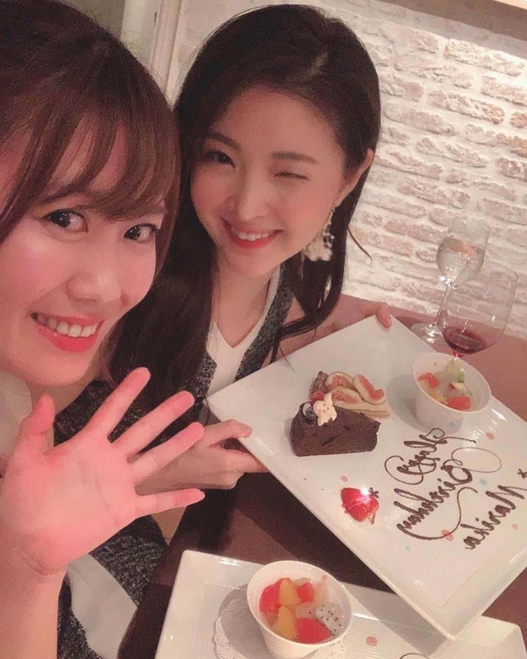 福良真莉果のインスタグラム：「． お誕生日🎉🎂🎈 ママ、私を産んでくれてありがとう！ ． ． そして、いつもみんなに支えられて 励まされて、元気ない時はみんなと話したり コメント見てまた笑顔になって、沢山の愛をもらってます。 ． ． 一年早いね〜！あははは＼(^o^)／ 今年中には彼氏作るぞー！って言ってたのに 全然できない、、（まだあと2か月あるから諦めない笑） まぢで、本気で婚活するぞー👏 ． ． この一年もまた、おかげ様で生かされていること 感謝の気持ち忘れないで毎日楽しもう🥰✨ ． ． DMもいつもありがとう😊🌸 バチェラー出てから今でもTwitter、インスタ合わせて、毎日20件以上もらってて、なかなか返せてないけどいつも全部見てます！ ． ． すごい心救われるし本当に嬉しいです。 ありがとう😭🙌✨ ． ． ． #みんないつもありがとう #🐜ガタヤ〜」