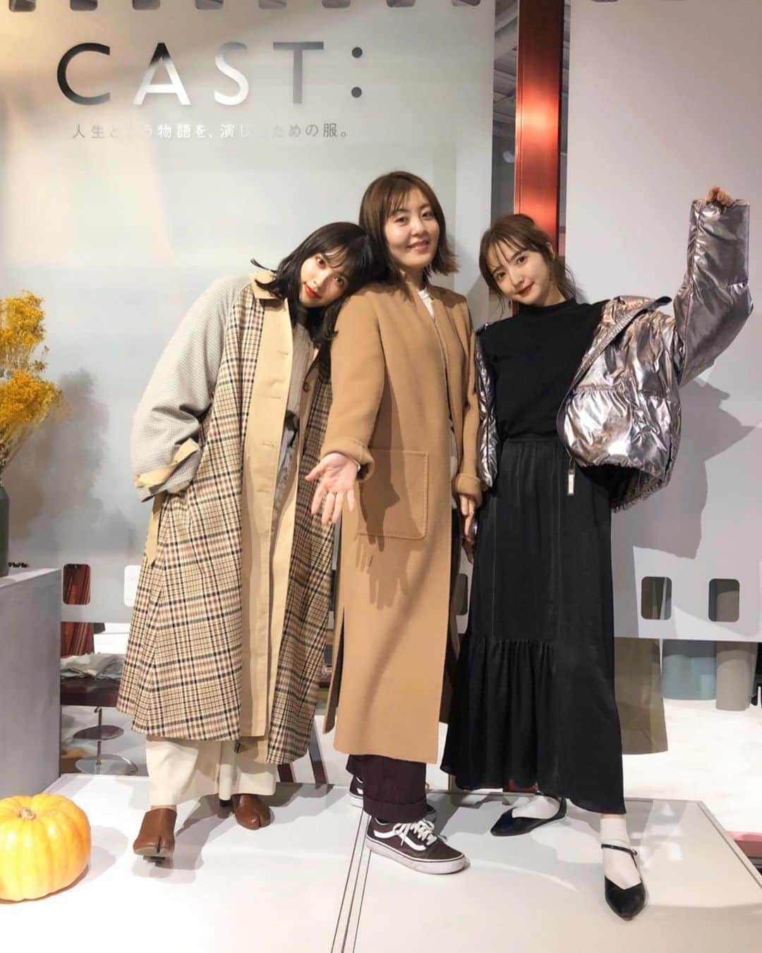 平木愛美のインスタグラム：「私のハロウィン。 🎃←足元にかぼちゃ  撮影巻いておわって、少し新居に荷物を運んだりして♡  夕方はぴぴたんとスタイリストゆきちゃんと @cast_colon へ💛🍂 可愛いシルバーのダウンを羽織ってみたよ！！ 最後の写真、にこにこ。💕 happy☺︎」