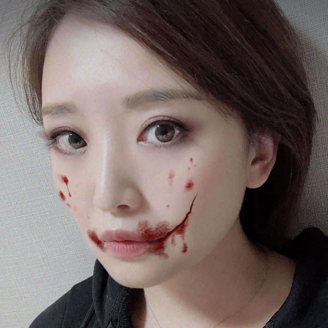 のインスタグラム：「🎃🧛‍♀️🎃 ハロウィンなので仮装してみました！指先から炎を出す技も覚えたぜっ！寒くなってきたのであったかくして過ごしてくださいませ♡ #halloween #trickortreat  #仮装して街中行く勇気ない から #アプリハロウィン🎃」