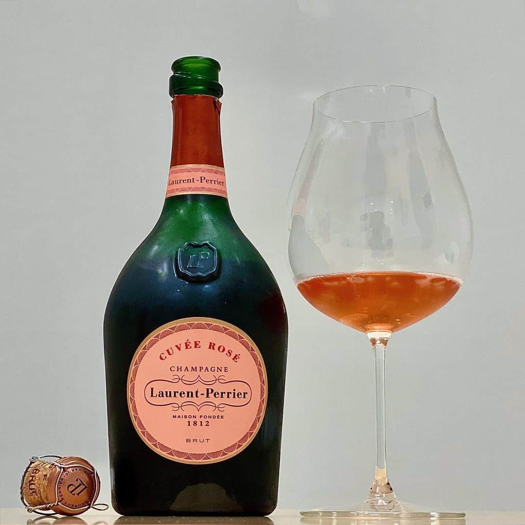 エンリケ・ソラ・クレメンテさんのインスタグラム写真 - (エンリケ・ソラ・クレメンテInstagram)「Last night’s champagne was Champagne Laurent-Perrier Cuvée Rosé. Its extraordinary freshness is the dominant sensation. Tasted in Riedel Veritas New World Pinot Noir. Happy Halloween day my friends!🥂🎃! • • • • • #vino #vin #vinho #вино #ワイン #紅酒 #wein #champagne #winelover #wineinfluencer #winetime #food #winecellar #wineporn #instawine #winetasting #sommelier #foodandwine #champagnelover #laurentperrier #laurentperrierrose #champagnelaurentperrier #pinotnoir #rose #champagnerose #riedel #riedelnewworldpinotnoir」11月1日 0時00分 - kike_sola