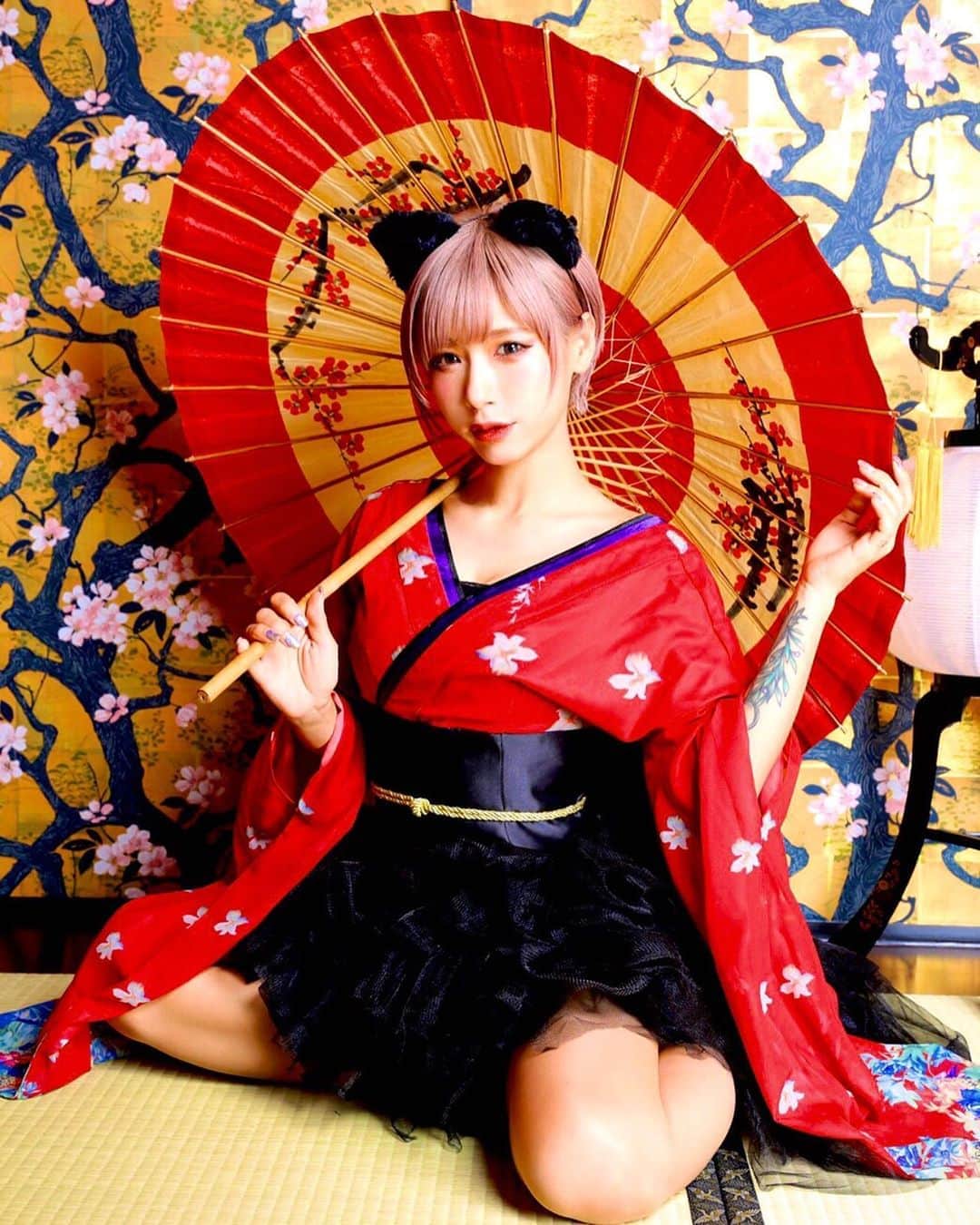 病夢やみいのインスタグラム：「今年は花魁黒猫になりました  Photo @espresso_17  #happyhalloween #oiran#kimono #花魁#コスプレ」