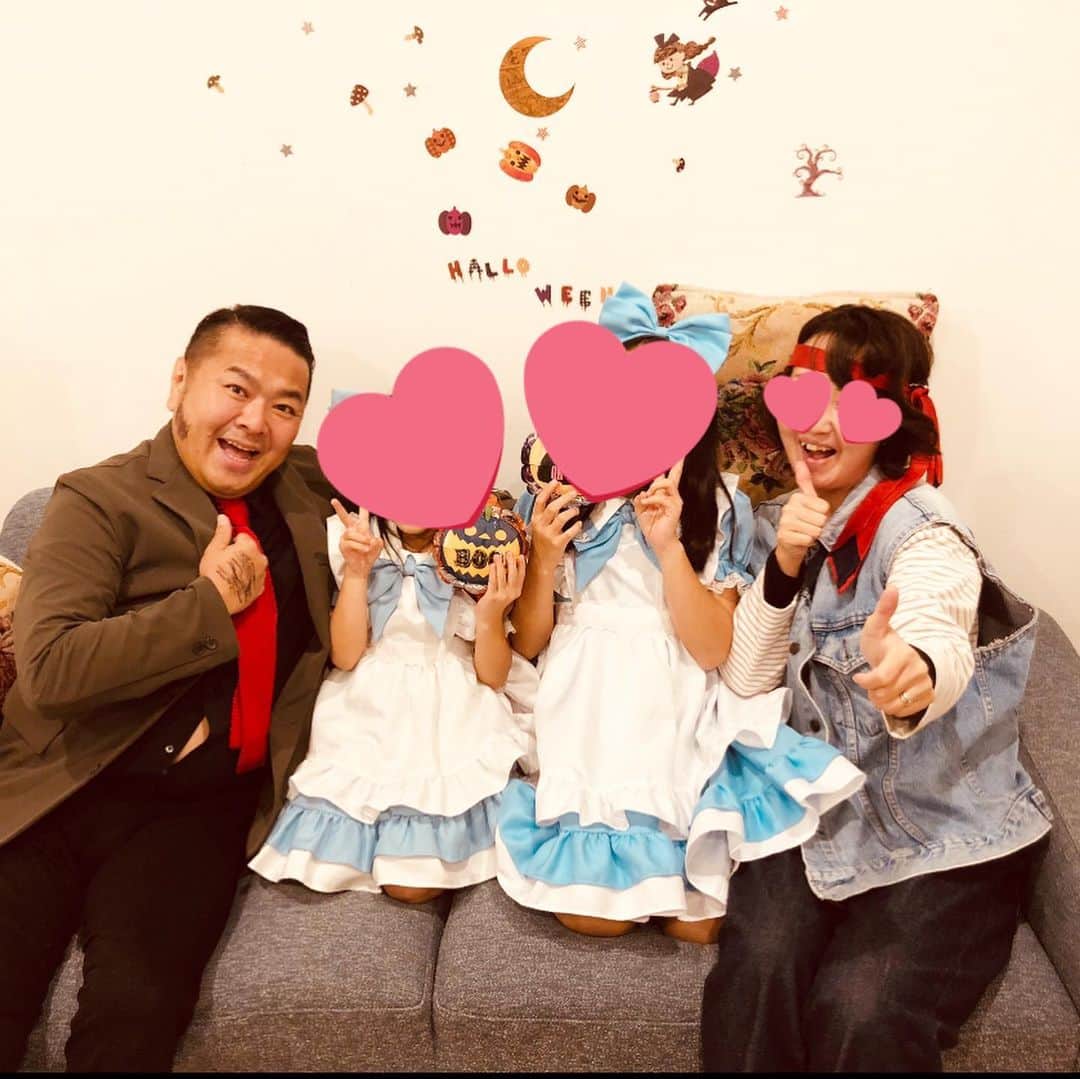 大地洋輔のインスタグラム：「先日、ウチでやったハロウィンパーティー🎃🎃 ・ ・ ・  #僕はルパン3世 #娘2人はアルス #奥さんはマッチさん #2枚目は #こりゃめでてーな大江は #屋敷から逃げ出したメイド #どりあんず平井は #ミュータントタートルズ #奥さんはマッチww #楽しかった🎃👻」