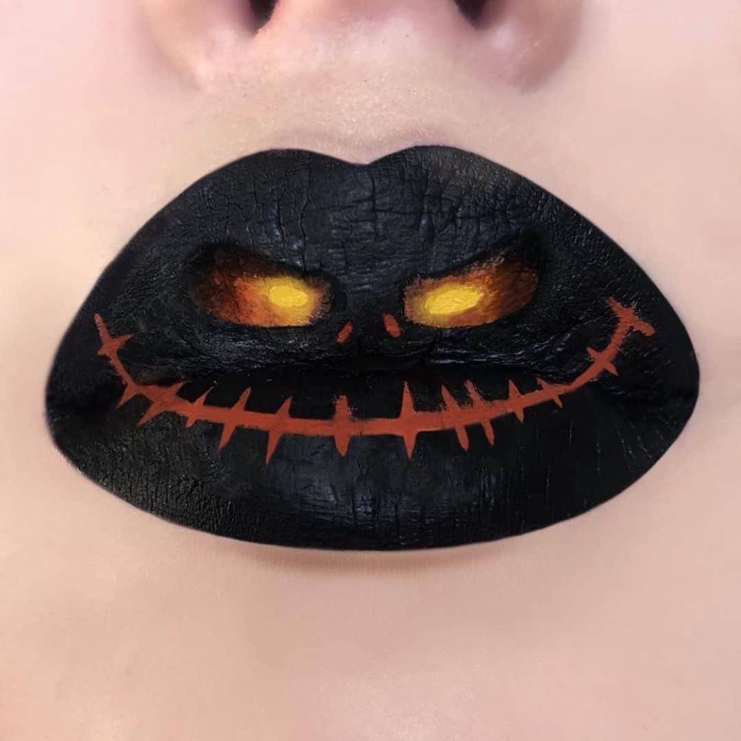 Jeffree Star Cosmeticsさんのインスタグラム写真 - (Jeffree Star CosmeticsInstagram)「TRICK OR TREAT 🎃 @chloeybeauty serving us a Halloween treat with this lip art she created using #velourliquidlipstick shades Queen Bee & Flamethrower 👻🖤 #jeffreestarcosmetics #halloween」10月31日 23時58分 - jeffreestarcosmetics