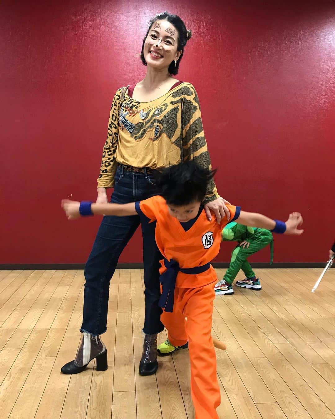 桃生亜希子のインスタグラム：「Happy Halloween 🎃  子ども達メインのHalloween 。 自分のことまで考えられなかったけど、ママ友がシールを貼ってくれたら、ちょっと上がった。笑 　なんでも参加型で楽しむ方がやっぱりよいね！ 　夕焼けと月を眺めながらの散歩も気持ちよくて、 　期待以上に充実のHalloween Night 🎃👻🧟‍♀️🧟‍♂️になったな😊  #お母ちゃん達だいぶうるさめ」