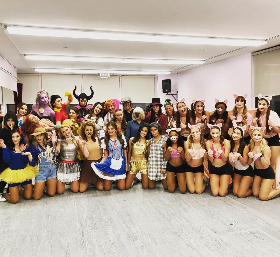 のインスタグラム：「Happy Halloween! 👻🎃. With Love, NY Jets Flight Crew Cheerleaders 💚」