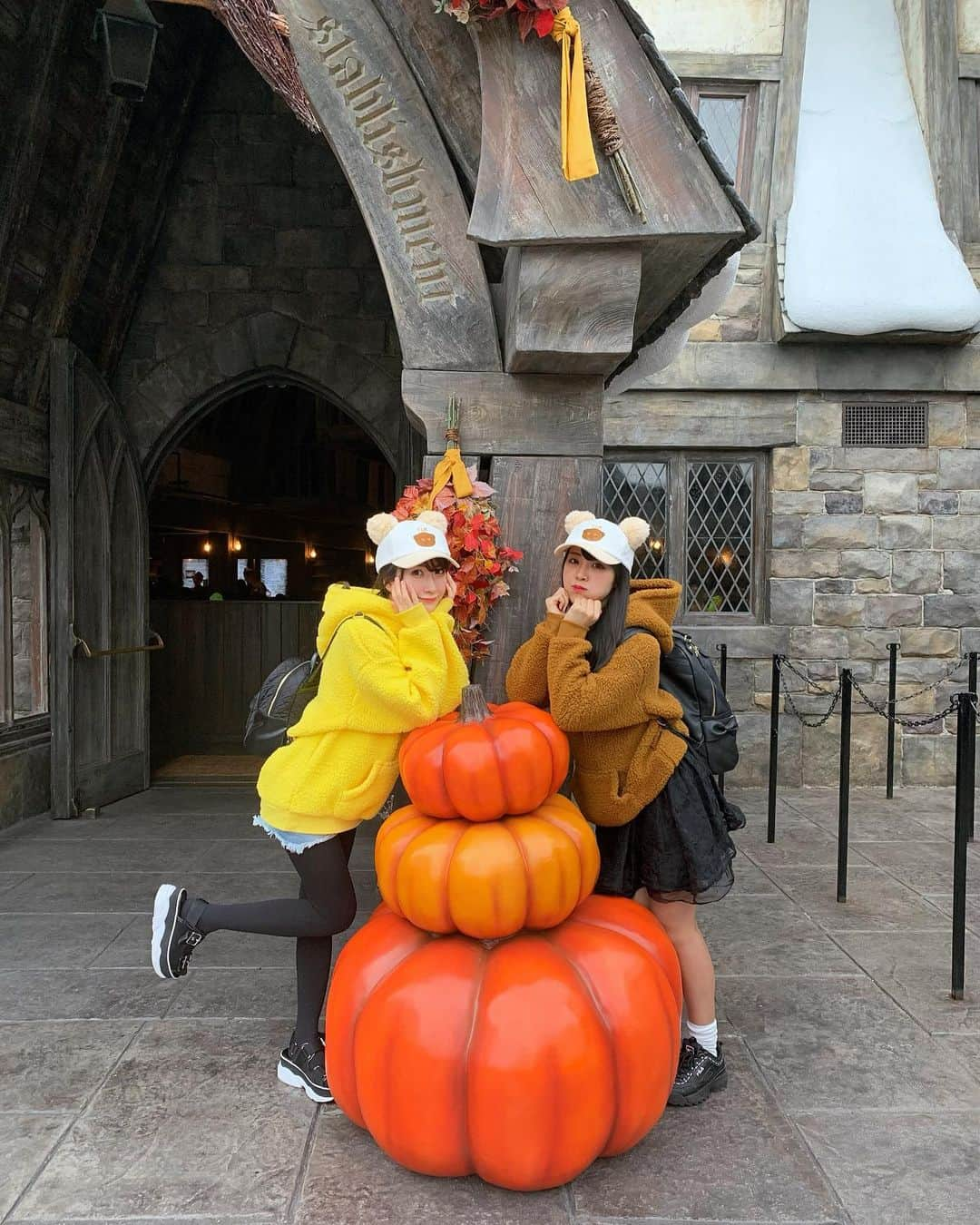 石田晴香さんのインスタグラム写真 - (石田晴香Instagram)「ハリポタエリアのカボチャ🎃 この日は鬼珍しくショーパン履いたけど、全然寒くなかった😳 最近足出してなかったから変な感じー😂  #USJ #ハロウィン #熊本美和」11月1日 0時03分 - can1202can