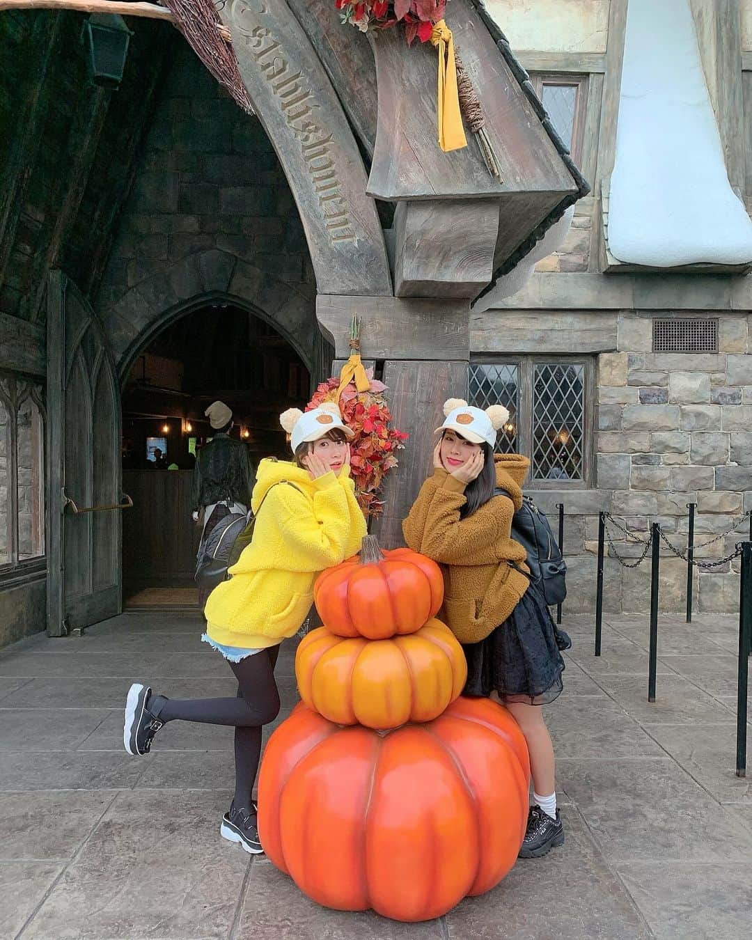石田晴香のインスタグラム：「ハリポタエリアのカボチャ🎃 この日は鬼珍しくショーパン履いたけど、全然寒くなかった😳 最近足出してなかったから変な感じー😂  #USJ #ハロウィン #熊本美和」