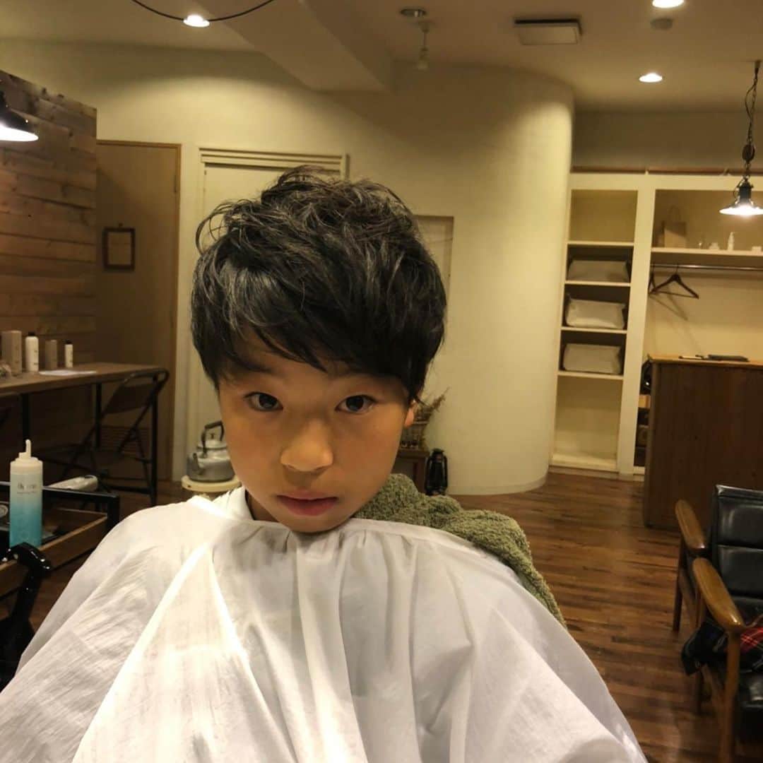 都築龍太のインスタグラム：「息子散髪。 生意気な。 僕は何故か小6まで坊主でした。」