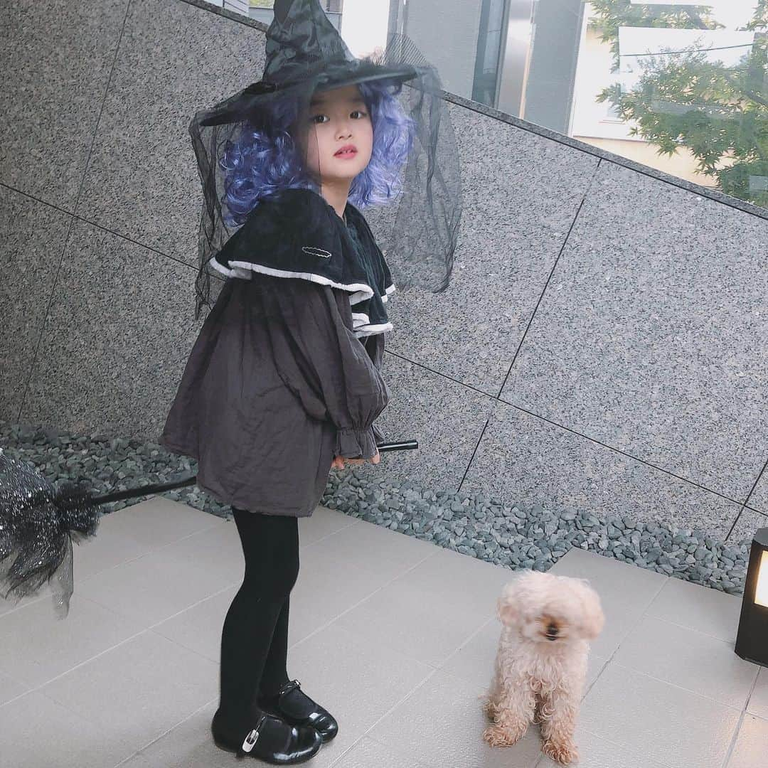 簑島三佳さんのインスタグラム写真 - (簑島三佳Instagram)「チビの2019ハロウィン🎃 今年は魔女とジェシーになったよ  仮装を楽しんでいたあの頃の気持ちはどこに行ったのか もっぱらチビの為のイベントになったな😂  のび太よりやる気のないドラえもんがポケットから離婚届出してくれた話忘れられない  #halloween #雑ハロウィン #どないや三軒茶屋 #下北沢」11月1日 0時24分 - minoshimamika