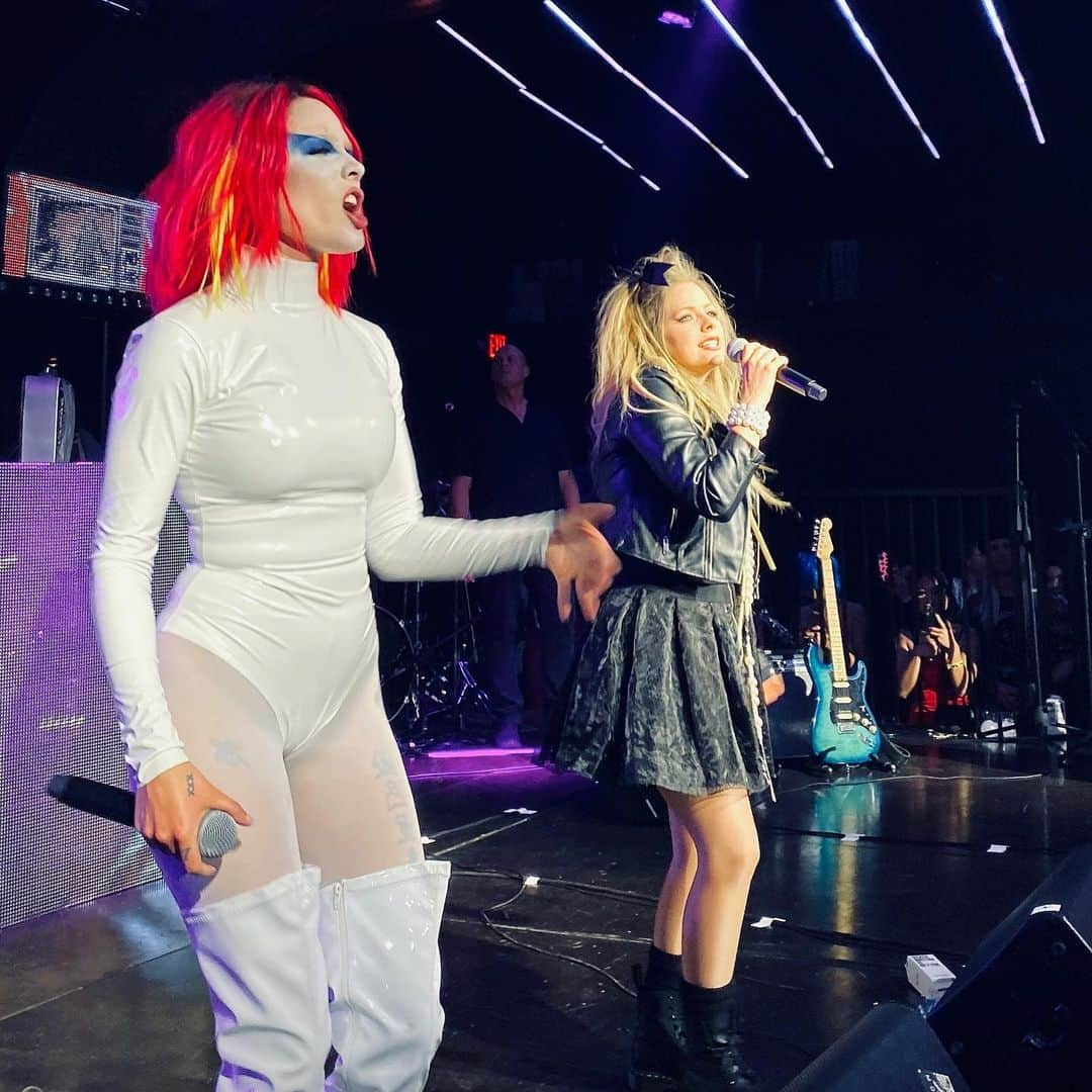 アヴリル・ラヴィーンさんのインスタグラム写真 - (アヴリル・ラヴィーンInstagram)「Happy Halloween! It’s been a blast celebrating this week with all my friends! Kicking off the week performing Girlfriend with @iamhalsey dressed up as Marilyn Manson and Madonna, supporting @unicefnextgen at their masquerade ball and celebrating the end of my US Head Above Water Tour with @jaguartiwn with beer pong, Jell-O shots, and keg stands. #jagwarlavigne  Love you guys. Everyone, have a happy and safe Halloween! #HappyHalloween 🎃」11月1日 5時59分 - avrillavigne