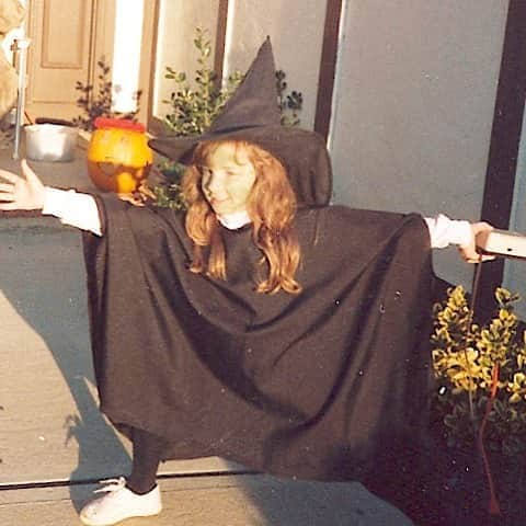 メリッサ・ラウシュのインスタグラム：「#TBT to the year I decided to stand outside with a cassette tape of monster sounds playing on a tape player connected to an old intercom (used as a speaker) to welcome/scare trick or treaters...of which we had four - if that. Also worth mentioning, I ran out of green makeup since I did a bunch of test runs earlier in the week...which accounts for the blotches. And, I’d like to note that this witch still enjoys a sensible sneaker. #happyhalloween 🧡🎃🖤🎃🧡」