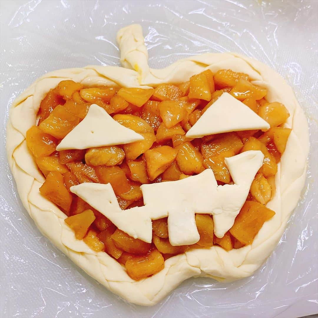 長江里加さんのインスタグラム写真 - (長江里加Instagram)「🍎🎃🍎 はるるんとアップルパイ作ったよ♫ ハロウィンの締めくくり かなり上手くできて感動…！ さよなら今年のハロウィン、楽しかった。 #アップルパイ #ハロウィンアップルパイ #ハロウィン #りかちまる飯」11月1日 0時28分 - o_rikachi_o