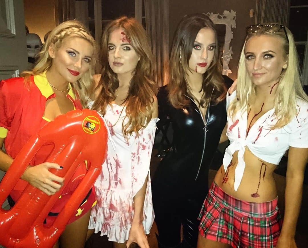 ステファニー・プラットのインスタグラム：「Happy Halloween!!! 🎃🍁⭐️🧟‍♂️⚰️👻 I’m so beyond sad I’m not in LA to celebrate the BEST holiday ever! ☠️ having total fomo that I’m missing out!! I mean, what if @nickyhilton isn’t a cat this year for the billionth time?!! Ughhhh I can’t miss that! I need to be there!!! This is the WORST!! While I moan, pls enjoy some Halloween costume throwbacks 😘 lol」