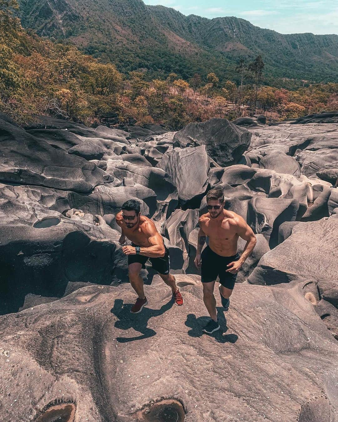 Jonas Sulzbachさんのインスタグラム写真 - (Jonas SulzbachInstagram)「Treino de respeito no Vale da Lua ao lado do meu irmão da vida @lucasgil.mbt 💪🏼. . #criadocomadidas @adidasbrasil @adidas」11月1日 0時36分 - jonassulzbach