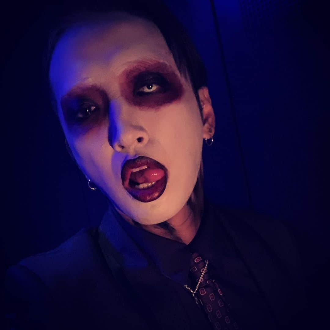 明希 さんのインスタグラム写真 - (明希 Instagram)「@anismonoral PRESENTS HALLOWEEN PARTY @SHINJYUKU_Reny  Thank you! xxx.  #marilynmanson のつもり(･ ∀ ･) #happyhalloween #trickortreat #sid #明希 #地獄へようこそ💜」11月1日 0時39分 - sid.aki