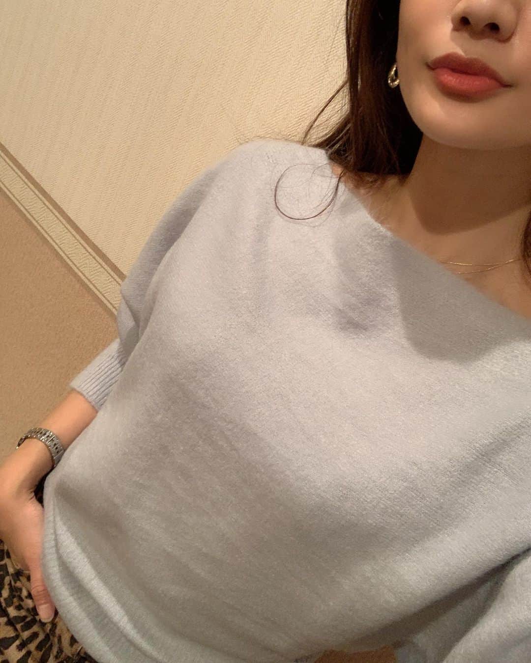のインスタグラム：「肩を落として着ても、そのまま着ても可愛い🧚‍♀️💓 . 私は肩を落として着る方が好き🥰 . そして前屈みになった時に胸元が開かないのがとっても良い💓 . @fifth_store . #フィフス #fifth #fifthtl #ソフトタッチドルマンニット #フェミニン #ニット #低身長コーデ #ニットコーデ」
