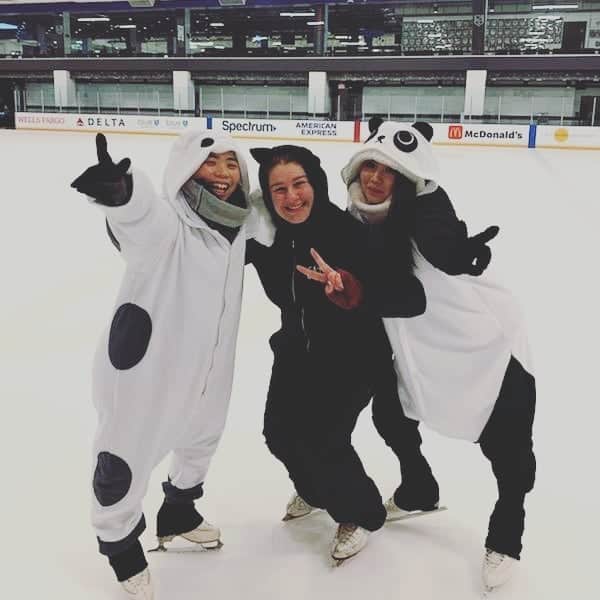 ベアトリサ・リャンのインスタグラム：「We have no fun at all 😉 . . .  #happyhalloween #baymax #cat #panda #ilovemyjob #onsielife #toyotasportsperformancecenter #TSPC #coachlife #friends」