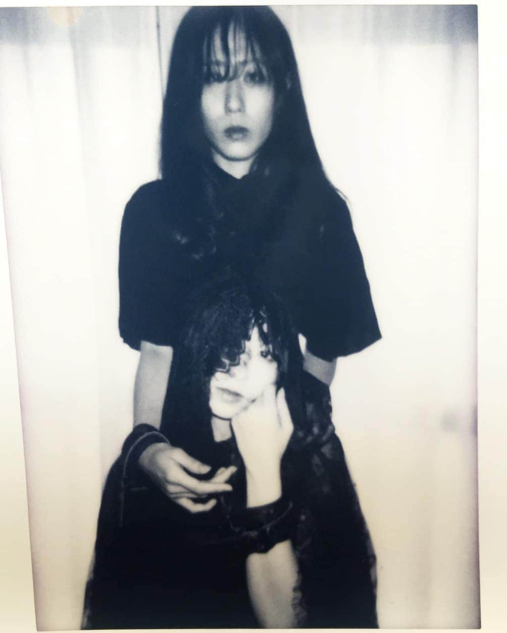 小見川千明さんのインスタグラム写真 - (小見川千明Instagram)「Halloweenの時に載せようと思ってて忘れてた˚‧·(´ฅωฅ｀)‧º·③ . . . ……結婚という名の牢獄…… . . . . PhotoBy @chihamaai . . #声優  #イベント  #朗読  #voiceactress #voiceactor #anime  #manga #comic #game #小見川千明  #小見川千明のお遊戯会 #sexy #cute  #cat #黒猫  #猫耳 #コスプレ #小千姬 #ゴシック #黒ロリ #twins #双子 #合わせ #ロリィタ  #ハロウィン  #halloween #チェキ  #フィルム  #film」11月1日 1時04分 - chiaki_omigawa